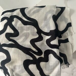 Tous Black and White Artistic Blanket